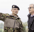 In unserer Armee kooperieren Berufsmilitär und Miliz: Br René Baumann, Kdt LVb FU 30, und Oberst Willi Bühn, ehemaliger silbergrauer Rgt Kdt und bis vor kurzer Zeit eine führende Persönlichkeit bei Thales Schweiz.