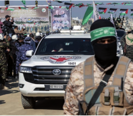 13. Oktober 2025, Gaza. Der IKRK-Toyota mit der Nummer GE 901534 bahnt sich den Weg zur Geisel-Übergabe. Rechts ein vermummter Hamas-Terrorist. Bild: IKRK