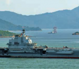 Der Flugzeugträger Liaoning in Hong Kong. Er ist mit einer Rampe als Startvorrichtung ausgestattet.