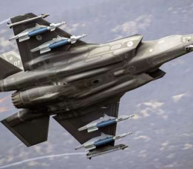 F-35 Lightning II mit Aussenlasten.