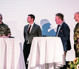 V. l. n. r.: Die Podiumsgäste KKdt Thomas Süssli, Nationalrat Benjamin Giezendanner, Moderator Dominik Feusi und OG Panzer Präsident Oberstlt i Gst Erich Muff.