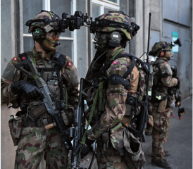 Det Chef und Gruppenführer stimmen sich unmittelbar vor dem Einsatz ab.