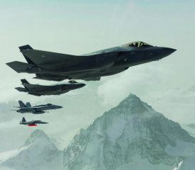 F-35A Lightning II, F/A-18C Hornet und F-5E Tiger über den Schweizer Alpen.