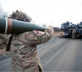 Grossbritannien und Frankreich senden Artilleriesysteme und Munition in die Ukraine. Im Bild: Ein Soldat trägt eine 155-mm-Granate zu einem AS-90-Geschütz.