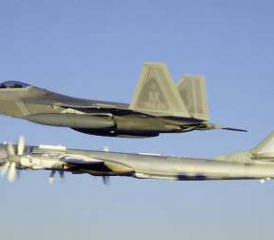 F-22 (USA) und Tu-95 (Russland)