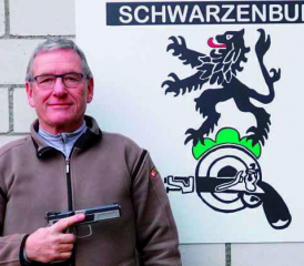 Bild: Alfred Hostettler Training hat sich gelohnt: Alfred Hostettler vor dem Schützenhaus seines Stammvereins, den Pistolenschützen Schwarzenburg.