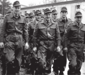 Bundeswehrsoldaten der ersten Generationen beim Formaldienst. In der Konzeption der Armee wurde besonderer Wert darauf gelegt, dass ein Recht und eine Pflicht zum Ungehorsam im Falle verbrecherischer Befehle fixiert werden sollte.