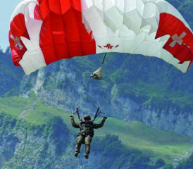Ein Fallschirmspringer vom Swiss Parawings-Team bei der Vorführung.