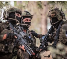 Israelische Spezialkräfte im Südlibanon, rechts ein Oberleutnant (Grad am Ärmel). Die 98. Fallschirmdivision wurde von der Südfront in den Norden verlegt, als die Hamas-Führung zerschlagen war.