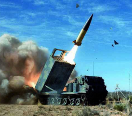Das High Mobility Artillery Rocket System (HIMARS) hat mit Spezialmunition eine Reichweite von bis zu 300 Kilometern. Die USA stellen der Ukraine den Mehrfachraketenwerfer allerdings nur mit Standardmunition zur Verfügung.