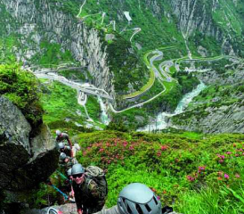 Die Sprachspezialisten gemeinsam mit den Gebirgsspezialisten auf einem anspruchsvollen Kletterweg im steilen Gelände.