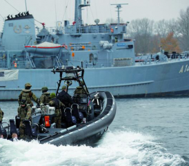 Bordeinsatzsoldaten der deutschen Marine sind seit 2014 weltweit auf allen Meeren im Einsatz. Die Marineinfanteristen sind die Experten für das Aufbringen und Durchsuchen von Schiffen.