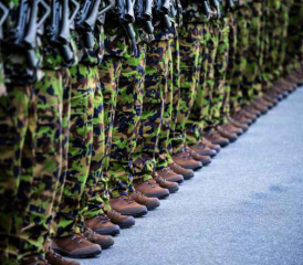 Rund 800 Doppelbürger absolvieren jährlich ihre Militärpflicht im Ausland statt in der Schweiz.