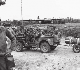 1944 Normandie: US-Soldaten vor einem britischen Horsa-Lastensegler.