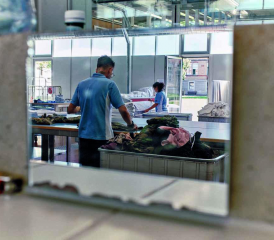 Die Mitarbeiter der Soldatenwäscherei waschen durchschnittlich 7,7 Tonnen Wäsche pro Jahr.