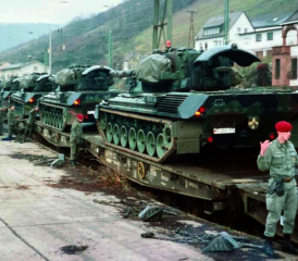 Letzter Eisenbahntransport des Panzerflugabwehrregiments 5, Lorch im Rheingau 13. Januar 1993. Der Autor, Dr. Frank Bauer verlädt hier als damaliger Oberleutnant einen Flugabwehrpanzer vom Typ Gepard B2L.