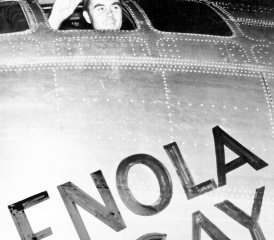 Der Kommandant, Colonel Tibbits, winkt vor dem Abflug.