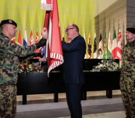 Korpskommandant Süssli übergibt nach sechs Jahren an der Spitze in einer feierlichen Zeremonie das Kommando an Divisionär – heute Korpskommandant – Roos.