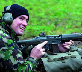 Schwinger Kilian Wenger beim Schiessen mit Sturmgewehr 90.