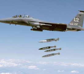 Abwurf von JDAM von einem F-15.