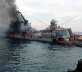 Eine Aufnahme ohne Quellenangabe der «Moskva» mit Schlagseite. Das Schiff ist vermutlich backbords getroffen worden. Dunst verschleiert die Sicht auf die Sandbox-Werfer und verunmöglicht damit eine genaue Beurteilung der Situation und der Treffer- bzw. Schadenslage in den Bereichen Brücke und SS-N-12B-Werfer.