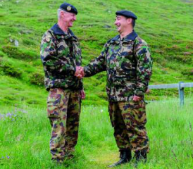 Vor der Zeremonie zur Kommandoübergabe an der Kantonsgrenze reichen sich der scheidende Caduff (rechts) und sein Nachfolger Dattrino (links) die Hand.