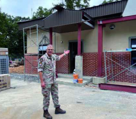 Qm Maj Andreas Bosshard zeigt den neuen Swiss Club.