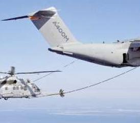 Luftbetankungsversuch der A400M mit einem Helikopter.