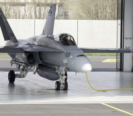 Das Rückgrat des Schweizer Luftpolizeidienstes 24 bildet unsere Hornet-Flotte: Ein F/A-18 vor dem Start in Payerne.