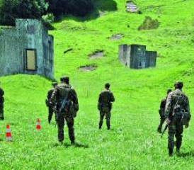 Teilnehmende Offiziere der BODLUV 33 beim Trockendurchgang des TK Eigenschutz auf der St. Luzisteig.