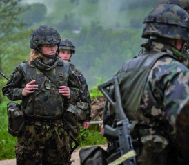 BHs mit Metallteilen können bei Einwirkung äusserer Kräfte (Projektile, Splitter, Druck, etc.) ein erhöhtes Verletzungsrisiko darstellen.