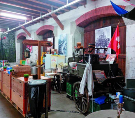 Bilder: Marco Wicki Militärische Raritäten aller Art und Herkunft dekorieren die grosse Halle.