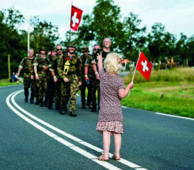 Die Kinder der Holländer hatten viel Freude an den Vorbeimarschierenden.
