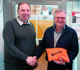 Schlüsselübergabe im Büro Schweiz; Hans-Ueli Kauer (rechts) übergibt an den neuen Leiter Peter Kalbermatter (links).