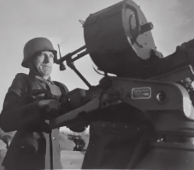 Flugabwehrkräfte der Kriegsmarine im Feuerkampf während der Invasion.