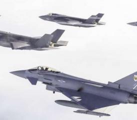 Eurofighter und F-35 im Formationsflug.
