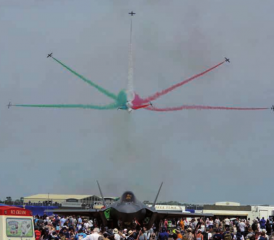 Hier das italienische Kunstflugteam Frecce Tricolori bei der Vorführung, in der statischen Ausstellung ist eine F-35A der US Air Force zu sehen.