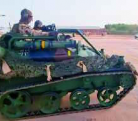 Deutsche Fallschirmjäger mit dem Waffenträger Wiesel sicherten den Flughafen.