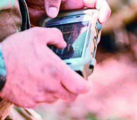 Das 4,7-Zoll-Display mit einer Helligkeit von 550 cd/m² ist entspiegelt und kann mit Handschuhen bedient werden.