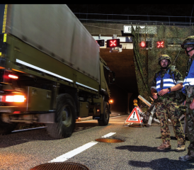 Nach langer Zeit wurde wieder einmal eine geschützte Betankung in einem Tunnel geübt. Das Geniebataillon 2 in Aktion am Tunnelportal des Bözbergtunnels.