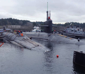 Die USS «Henry M. Jackson» (SSBN-730), ein Boot der «Ohio»-Klasse kehrt nach einer Patrouille zum Stützpunkt Bangor im Staate Washington zurück und macht neben der USS «Louisiana» (SSBN-743), auch ein Boot der «Ohio»-Klasse, fest.