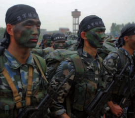 Da die Kommunistische Partei (noch) nicht bereit ist die Volksbefreiungsarmee im Ausland proaktiv zum Schutz der eigenen Wirtschaftsinteressen einzusetzen, werden nichtstaatliche Kräfte zunehmen eine wichtigere Rolle spielen. Im Bild: Chinesische Marinesoldaten.