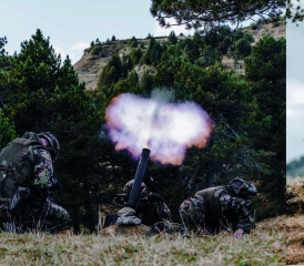 Lader! Achtung! Feuer! Sobald der Feuerbefehl erteilt und der Mörser eingestellt ist, kann der Geschützchef das Feuer auslösen. Die benötigte Munition wird vom Fahrzeug zum Mörser gebracht.