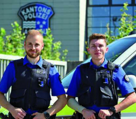 Die beiden Polizisten Gfr Massimo Marcella und Pascal Wenzel vor der Einsatzzentrale der Mobilen Einsatzpolizei Aargau.