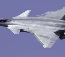 Neues Trägerflugzeug Chengdu J-20.