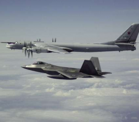 F-22 Raptor fängt Tu-95 ab.