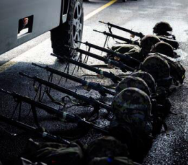 Im Ausland undenkbar: Nach kurzer Ausbildung wird scharf geschossen.