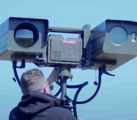 Quasi als transportierbarer Aufklärungsturm kann es Geländeabschnitte überwachen.