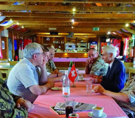 SWISS House, Militärs und Zivilisten am gleichen Tisch.