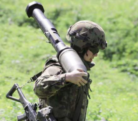 Infanterist bringt die Panzerfaust in Stellung.